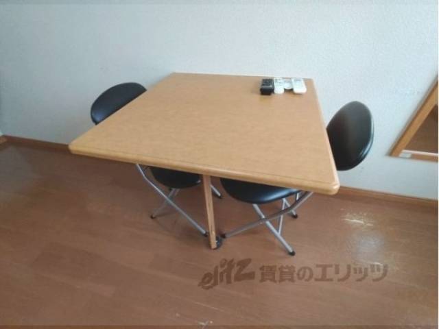 テーブル　椅子