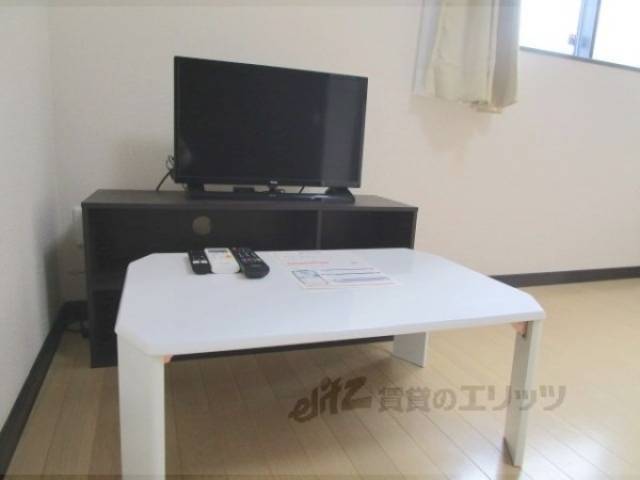 洋室　テレビ　机