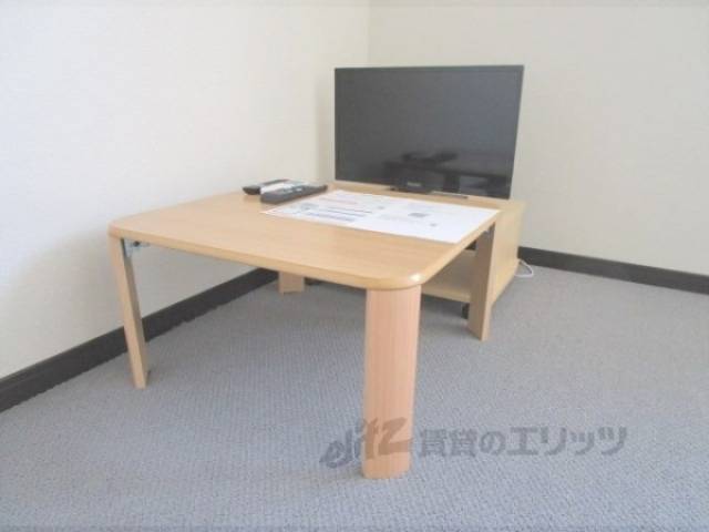 テレビ、机