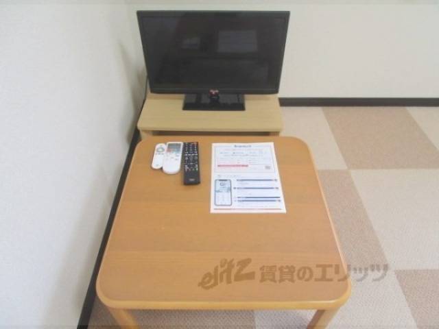 洋室　テレビ、机