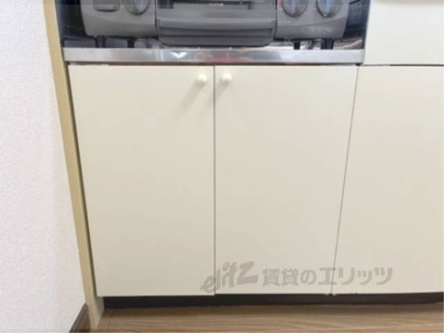 キッチン　コンロ下収納