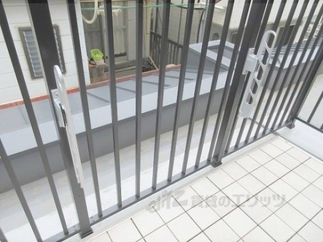 ベランダ　物干し竿掛け