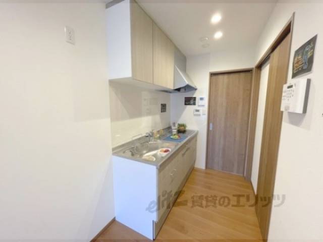 キッチン　玄関側