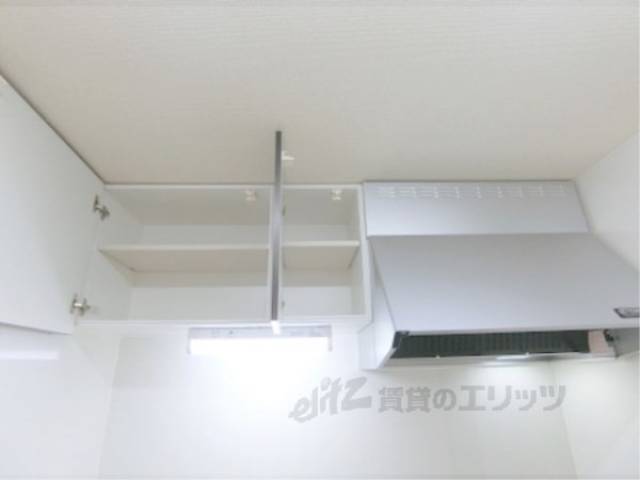 キッチン　上部収納棚