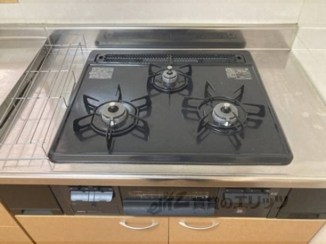 キッチン　三口コンロ