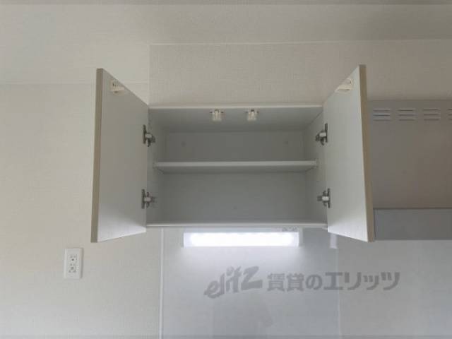 キッチン　上収納棚