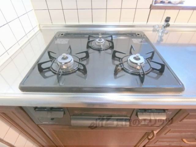キッチン　ガス３口コンロ