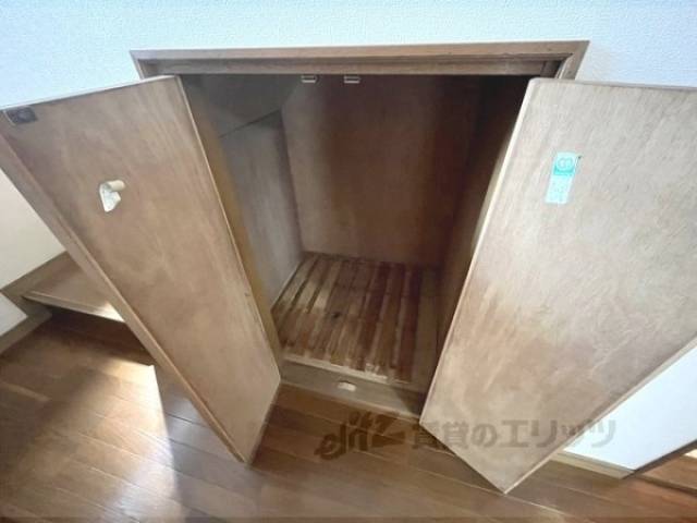 収納　階段下