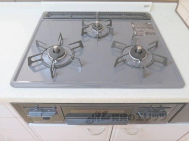 キッチン　三口コンロ