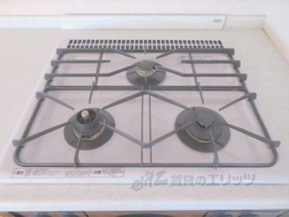 キッチン　三口コンロ