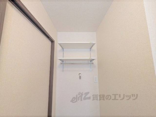 洗濯機置場　洗濯機上部収納