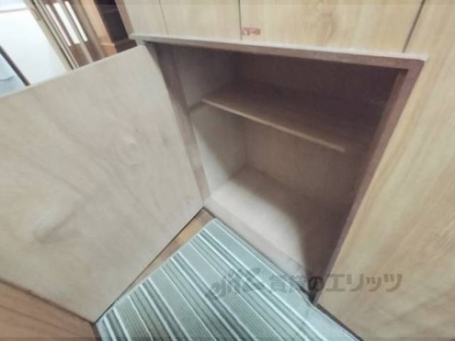 収納　階段下
