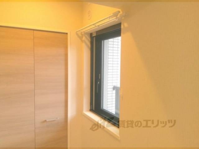 小窓　カーテンレールつき