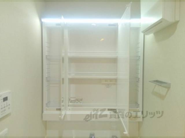 洗面所　鏡裏収納