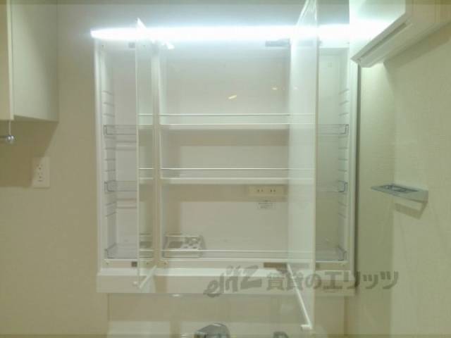 洗面所　鏡裏収納