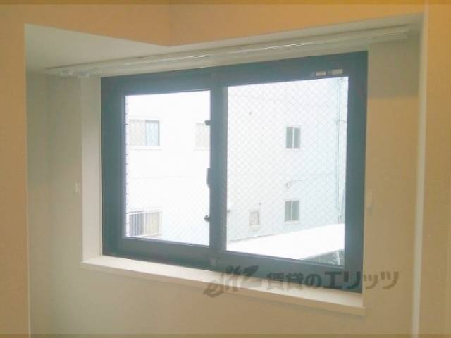 小窓　カーテンレールつき