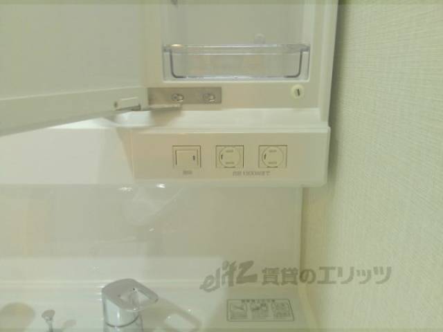 洗面所　コンセント　外側にも二口あります