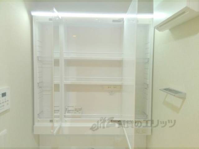 洗面所　鏡裏収納