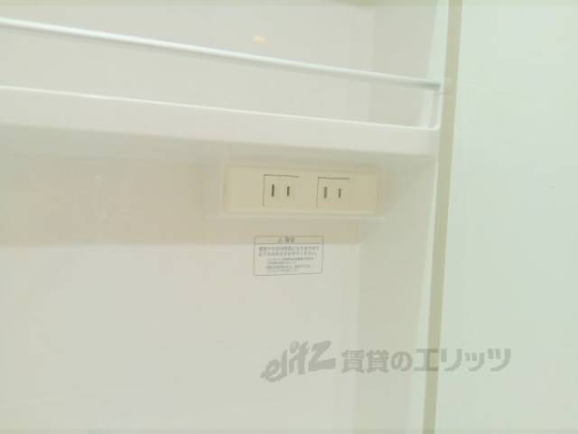 洗面所　コンセント　鏡裏にも二口あります