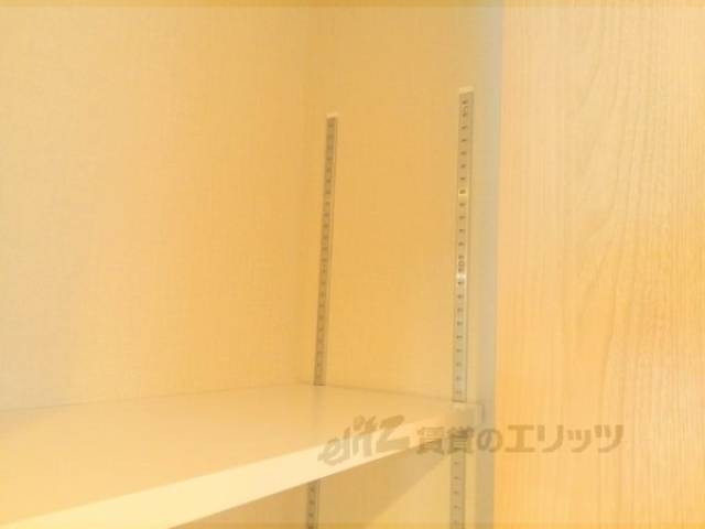 収納　廊下ｸﾛｰｾﾞｯﾄ　棚板は高さ調節可能です