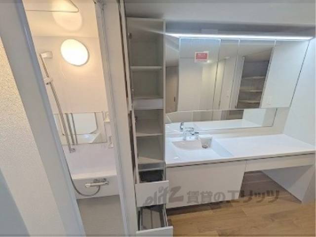 洗面所　洗面横棚収納