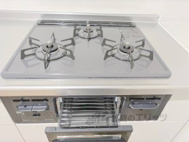 キッチン　三口グリル付きコンロ