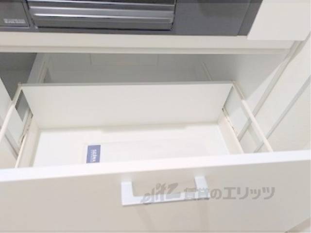キッチン　コンロ下収納