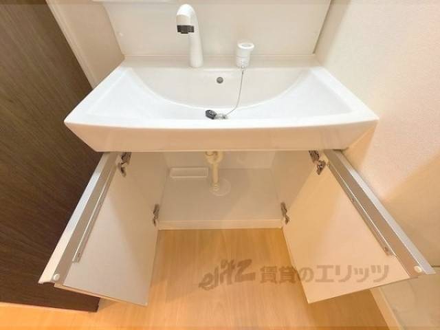 洗面所　洗面台下部収納