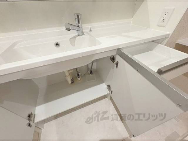 洗面所　洗面台下部収納