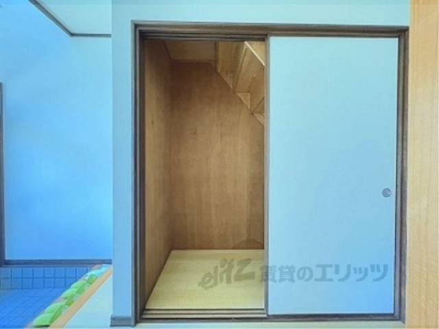収納　階段下収納
