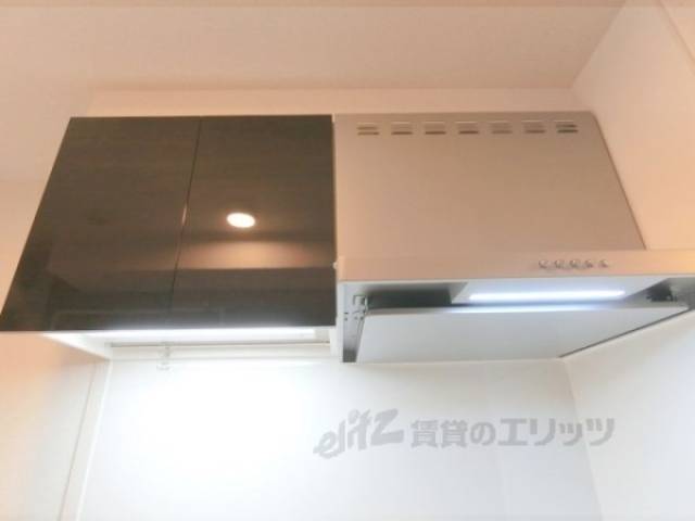 キッチン　収納棚・換気扇