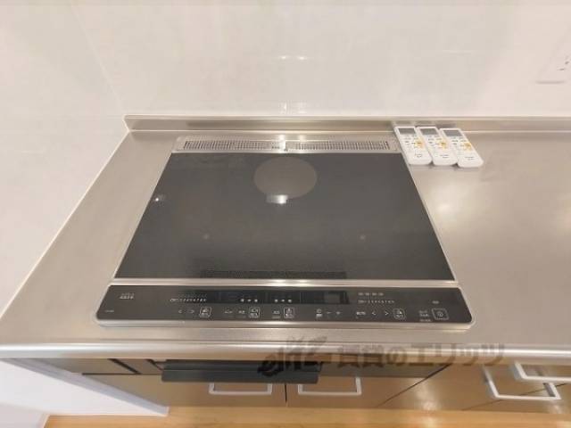 キッチン　3口コンロ