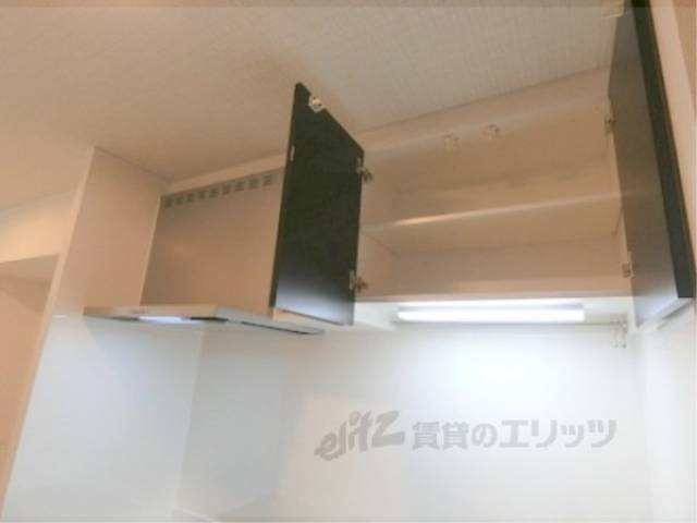 キッチン　上部収納棚