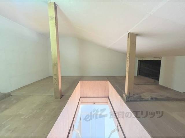 屋根裏収納