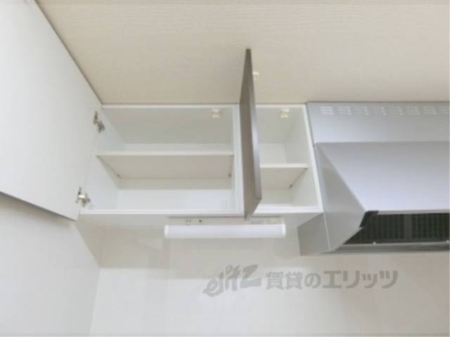 キッチン　上部収納棚