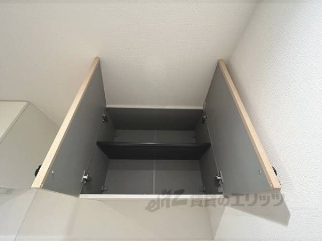 収納　洗濯機上