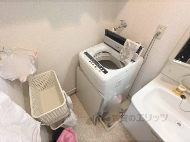 洗濯機置場　家具・家電は全て撤去されます。