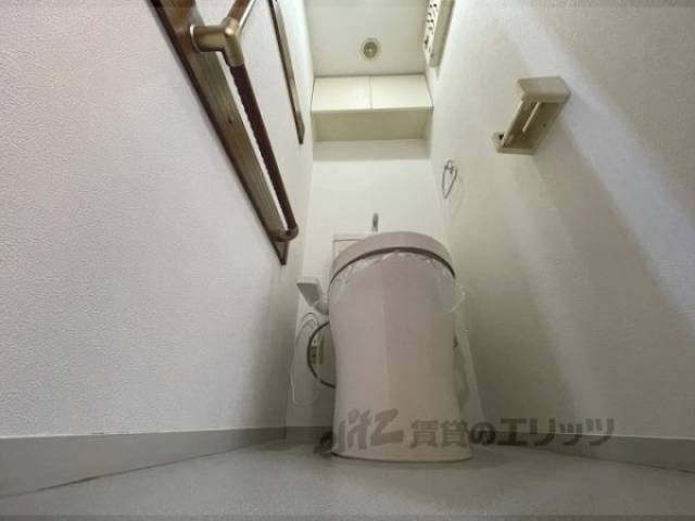 トイレ　手すりが取り付けられています。