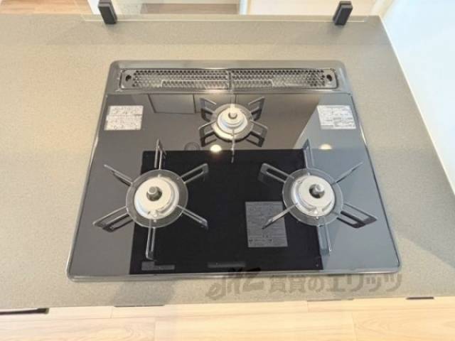 キッチン　３口コンロ