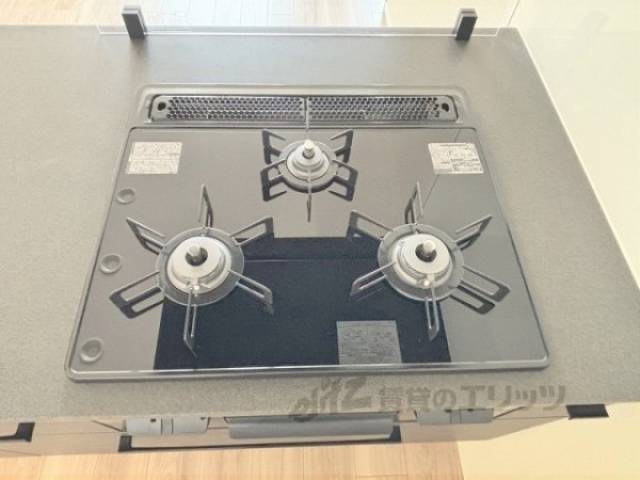 キッチン　３口コンロ