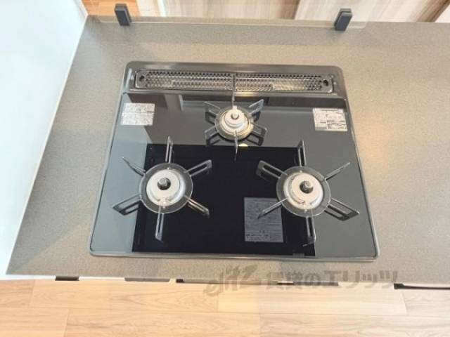 キッチン　３口コンロ