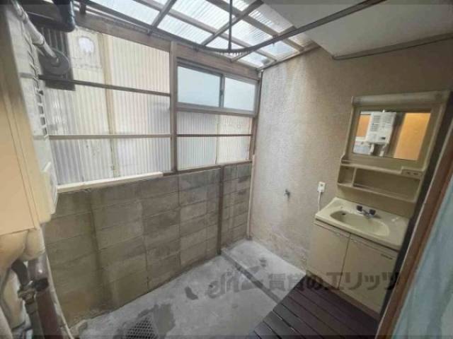 庭　屋根付き洗濯干し場