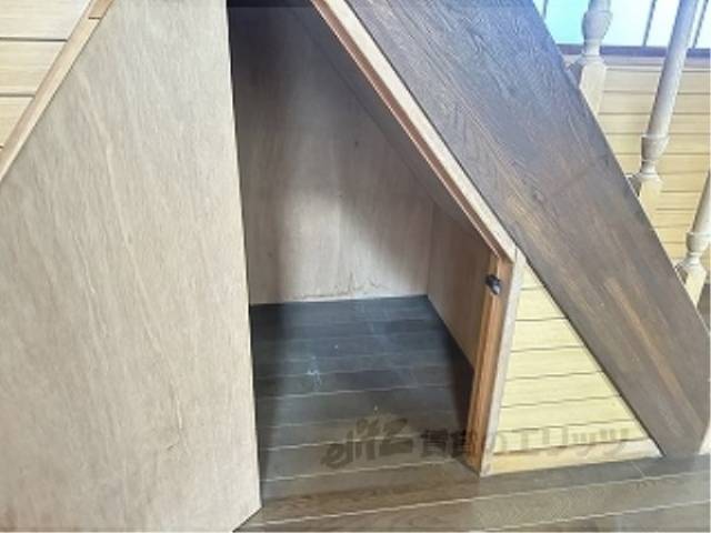 収納　階段下