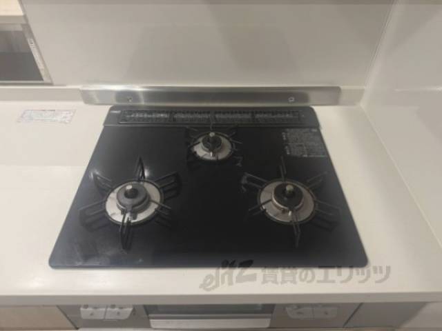 キッチン　３口コンロ