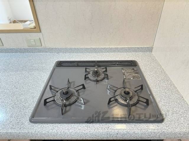 キッチン　３口コンロ