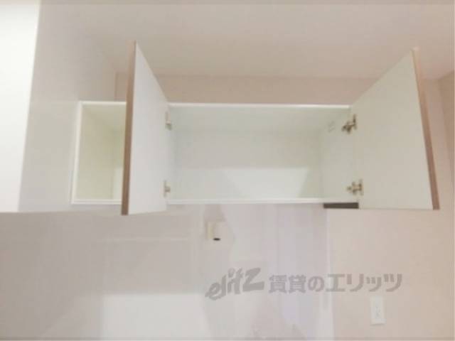 キッチン　上部収納棚