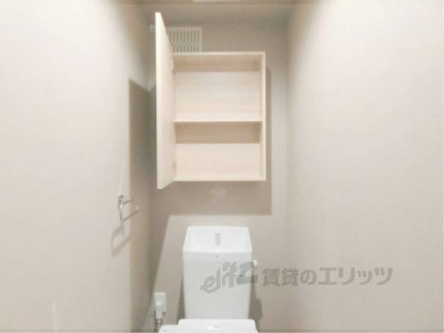トイレ　上部収納棚