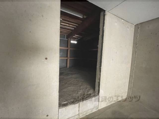 駐車場奥の物置