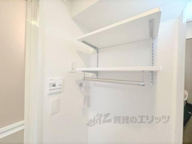 洗濯機置場　可動式の棚あり