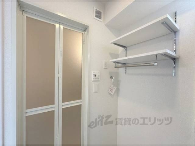 洗濯機置場　可動式の棚
